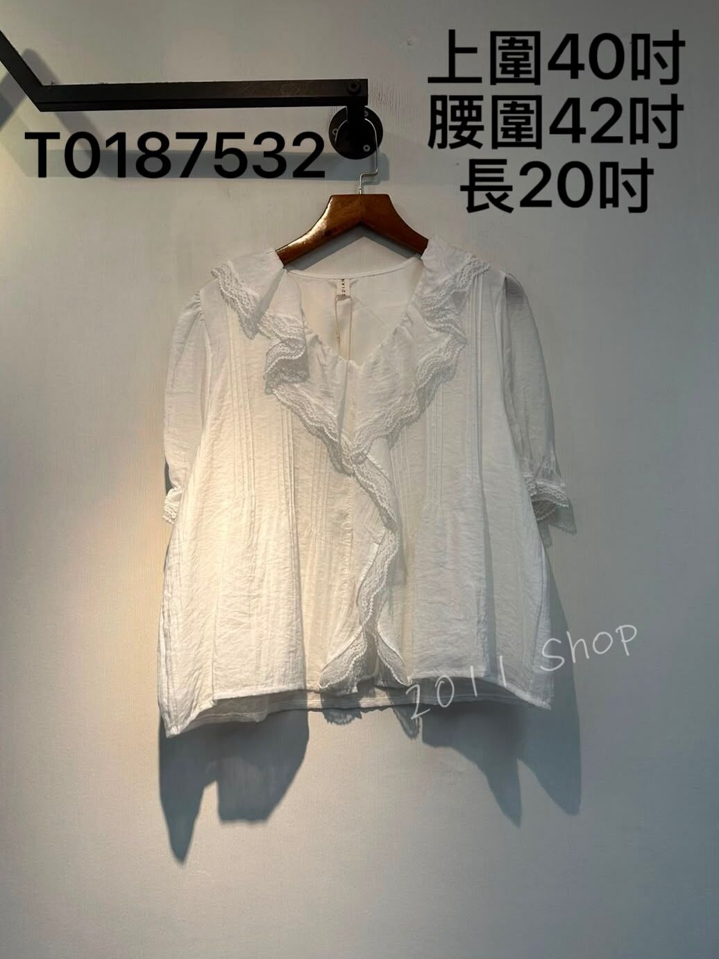 氣質暗條紋蕾絲花邊鈕扣TOP  上圍40吋 腰圍42吋 長20吋  T0187532