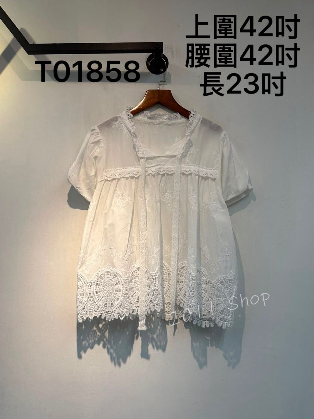 蕾絲邊刺繡花花泡泡袖TOP  上圍42吋 腰圍42吋 長23吋  T01858