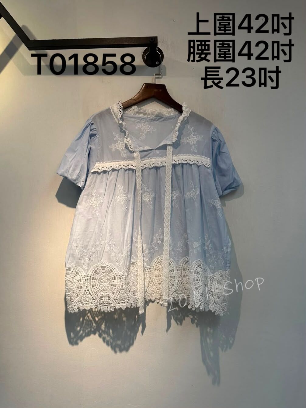 蕾絲邊刺繡花花泡泡袖TOP  上圍42吋 腰圍42吋 長23吋  T01858