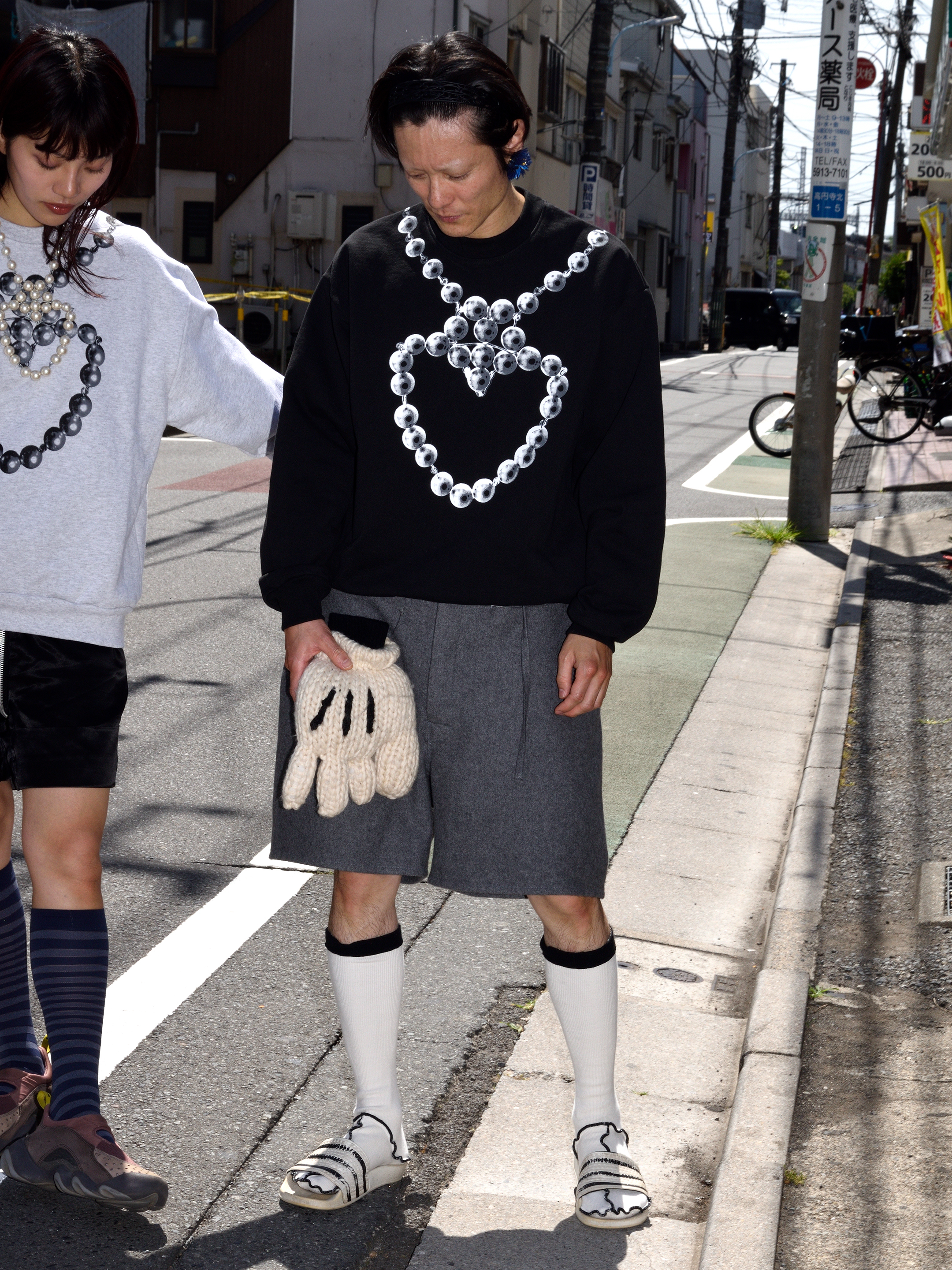 b.Eautiful "b.Eautiful x LEO GON'DO Heart Chain Crewneck Sweatshirt" (Black)