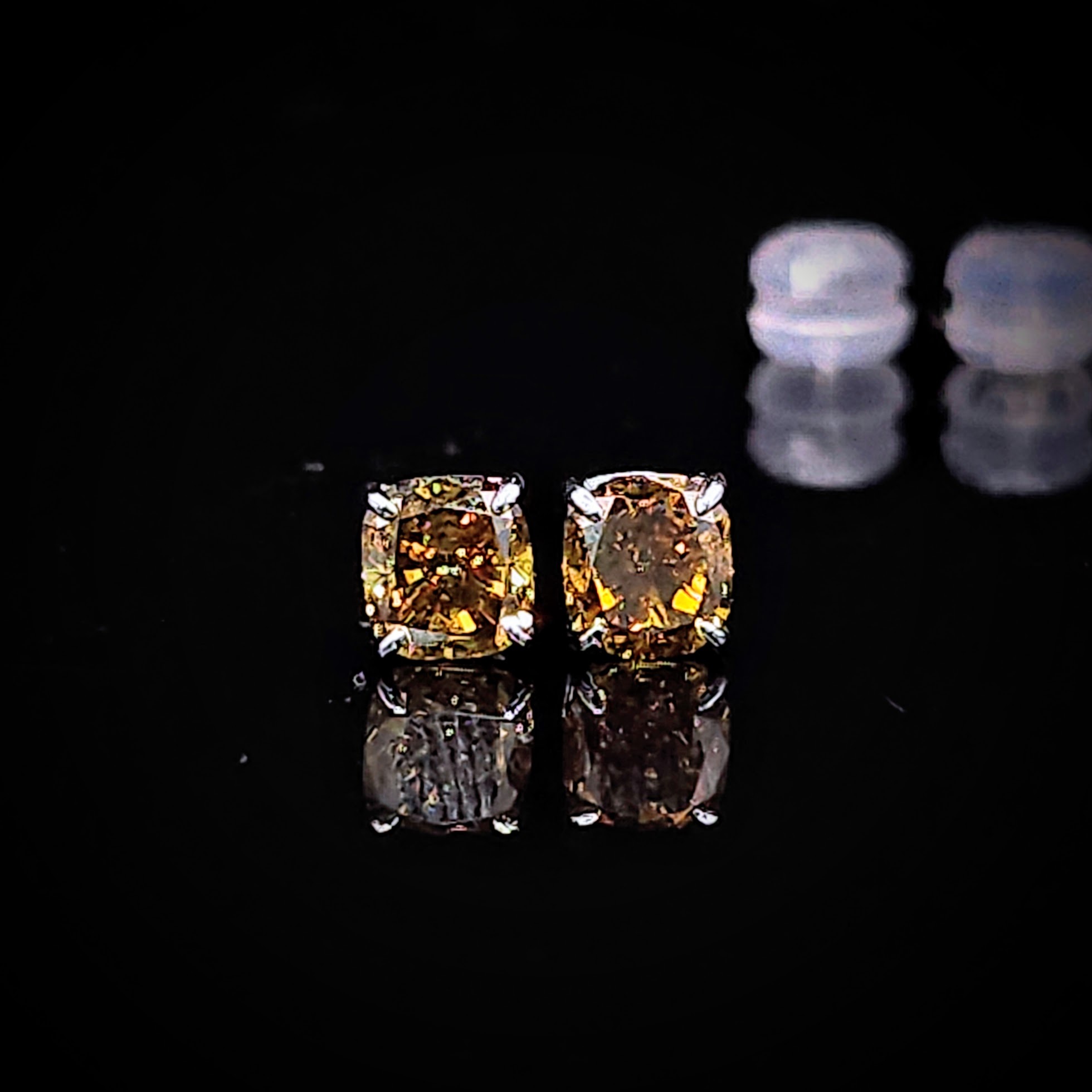 18K White Gold 1.23ct Fancy Green Diamond Earrings