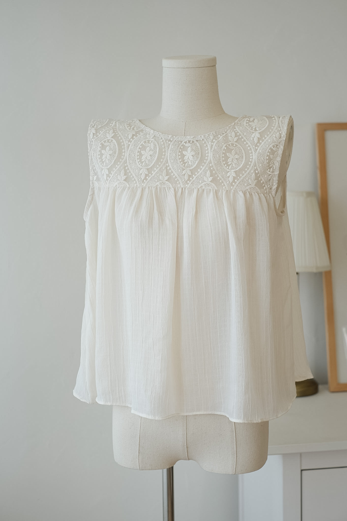 微透刺繡拼接輕盈上衣 TOP752
