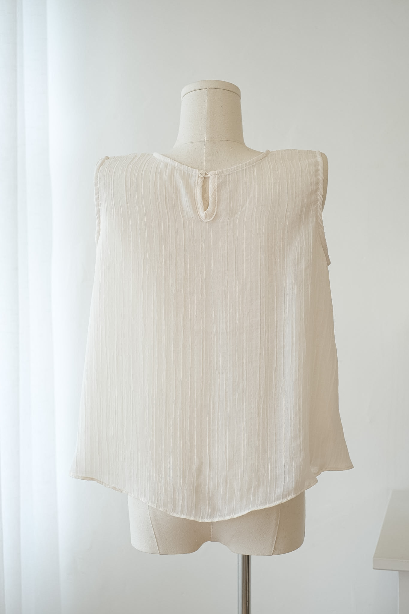 微透刺繡拼接輕盈上衣 TOP752