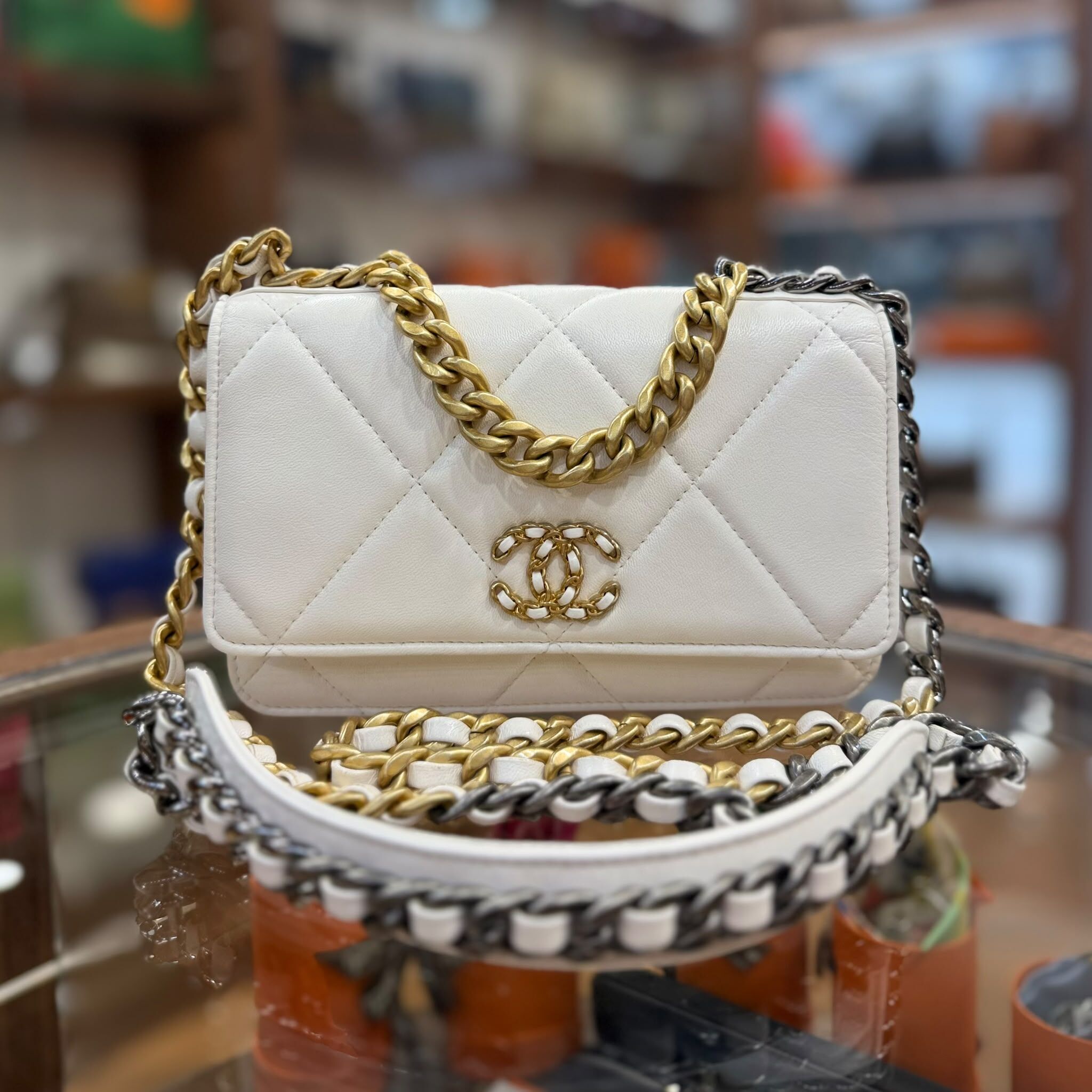 95%NEW USED CHANEL 19 WOC 白色羊皮復古金銀扣 #30開 #香奈兒