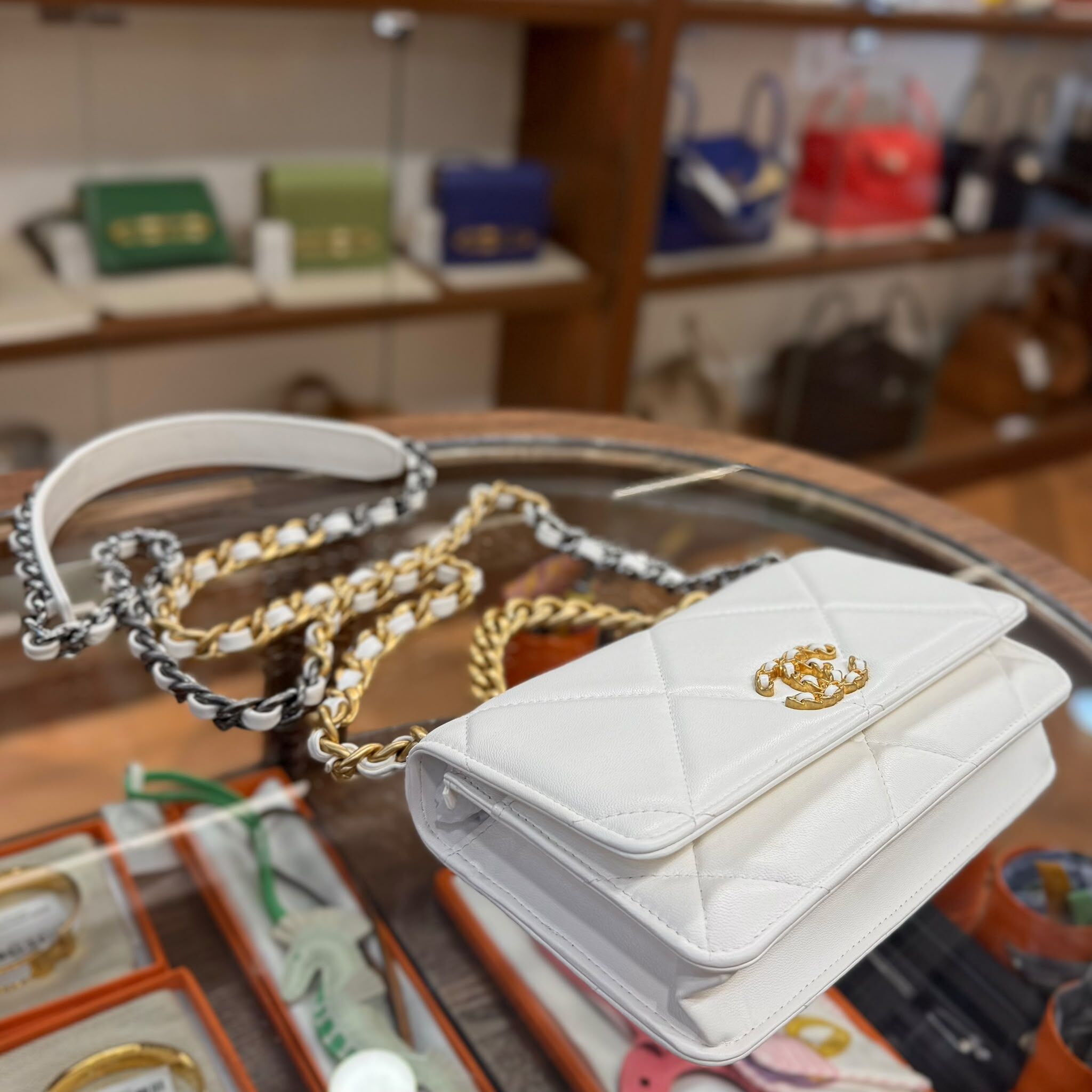95%NEW USED CHANEL 19 WOC 白色羊皮復古金銀扣 #30開 #香奈兒