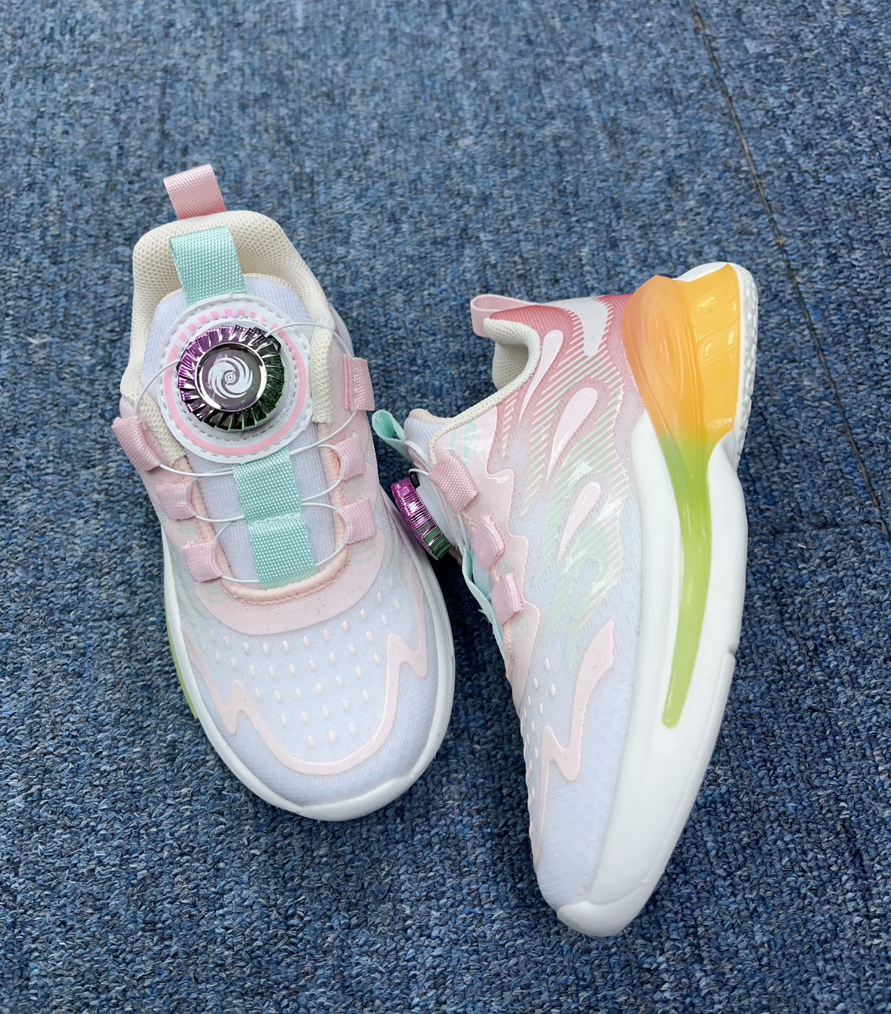 (現貨) 旋轉鈕扣運動鞋⛹️‍♂️⛹️‍♀️
