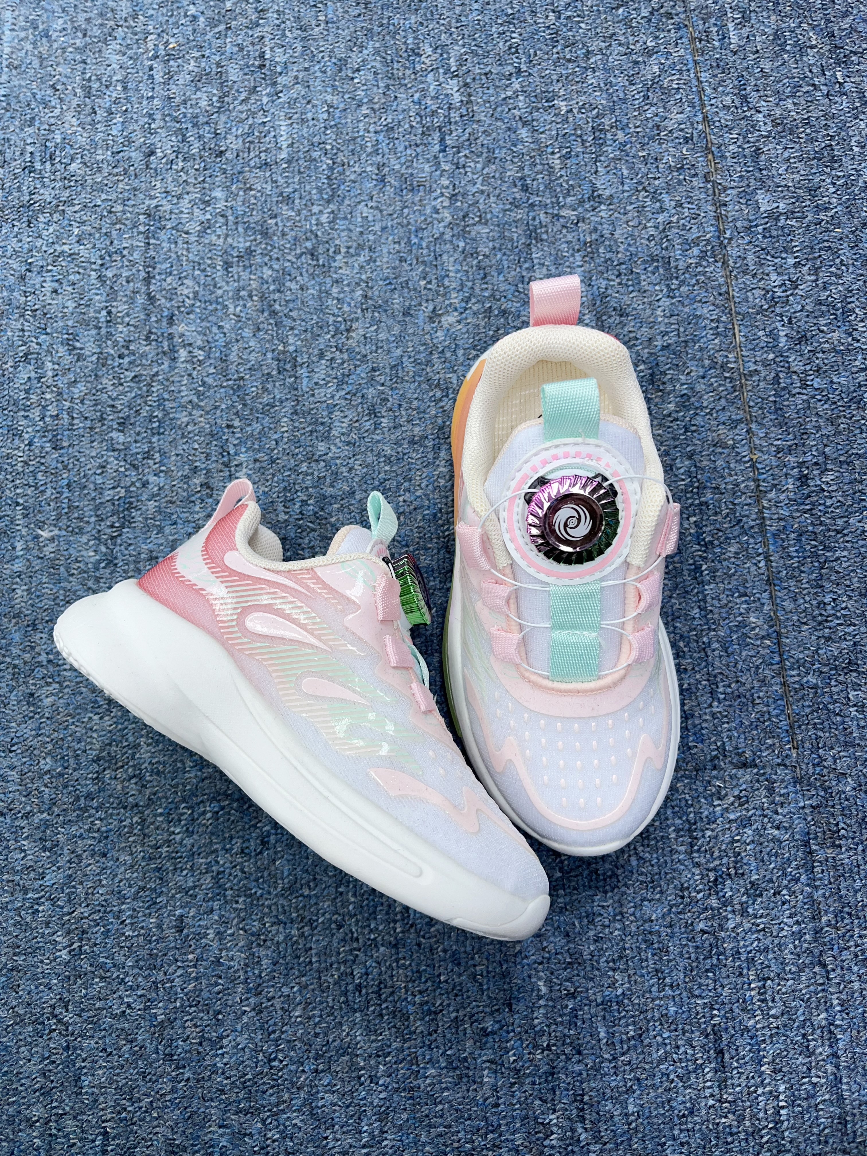 (現貨) 旋轉鈕扣運動鞋⛹️‍♂️⛹️‍♀️