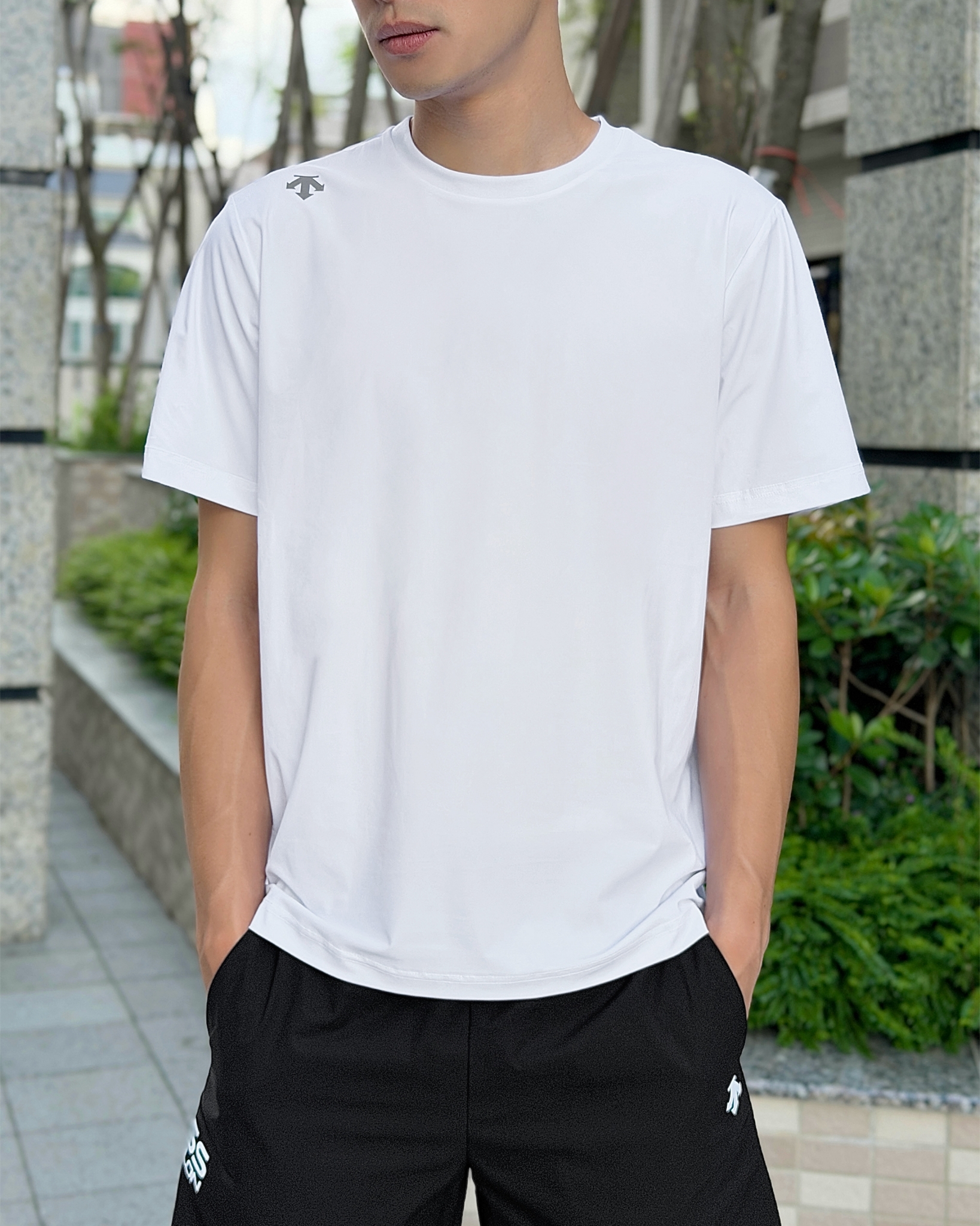 Descente 迪桑特 背後Run 短袖上衣 短T
