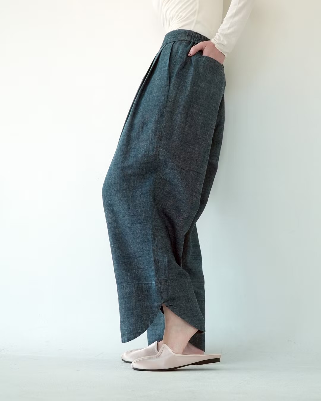 川衣 WEAR BEING｜寬版打摺下弧形長褲｜深色水洗丹寧藍