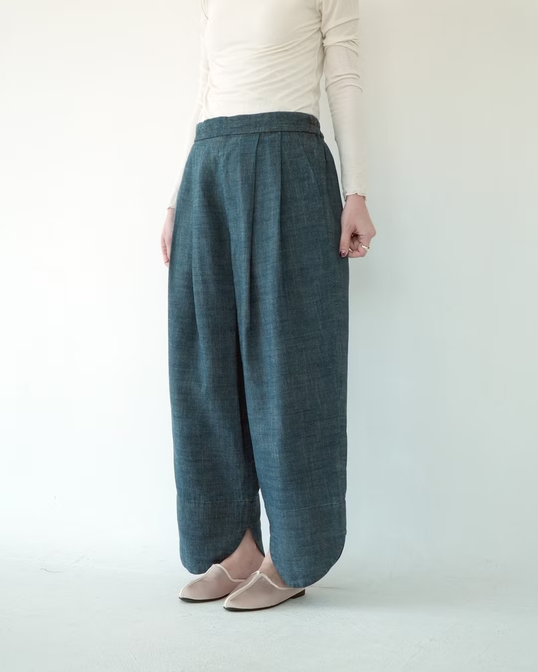 川衣 WEAR BEING｜寬版打摺下弧形長褲｜深色水洗丹寧藍