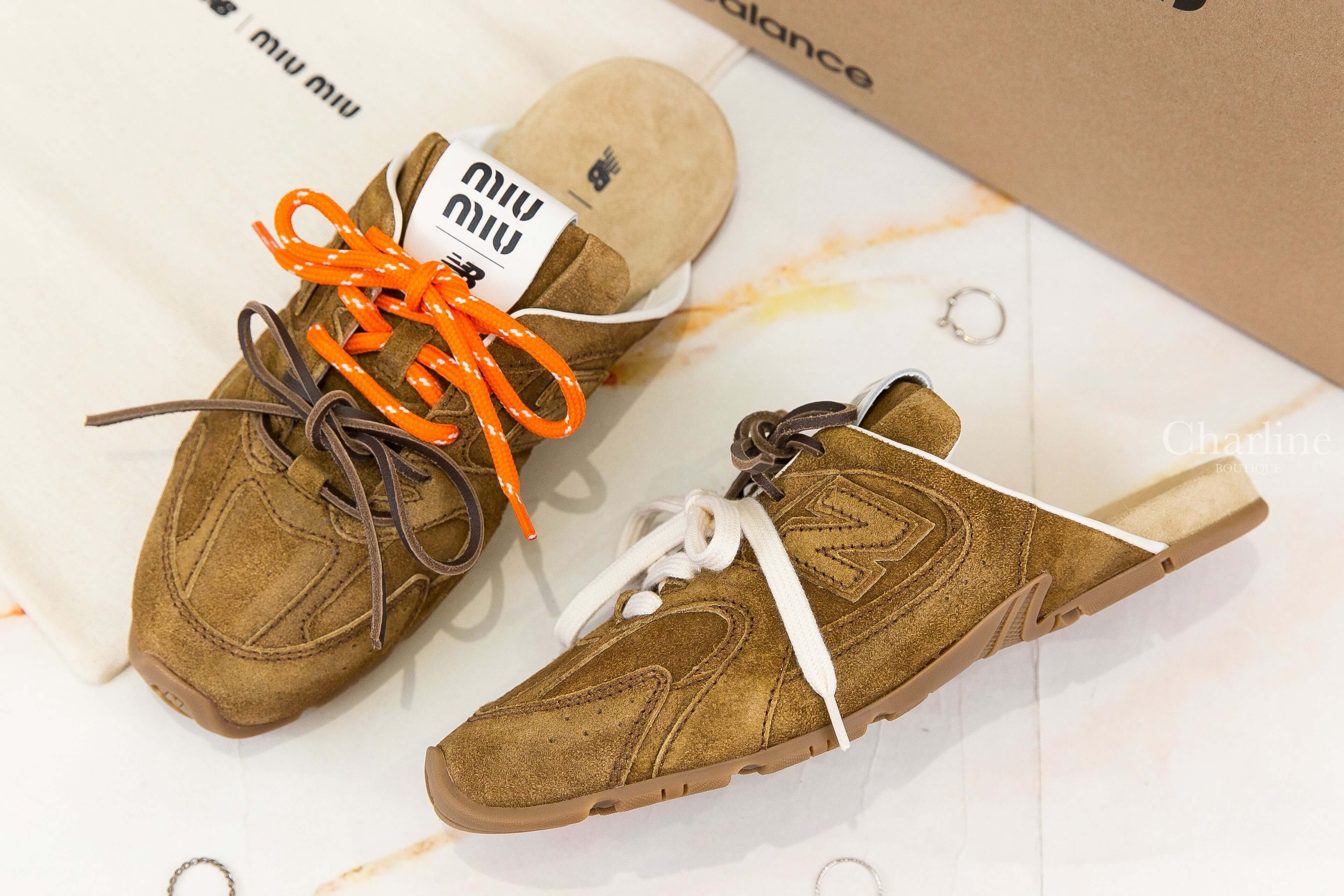 Miu Miu New Balance X Miu Miu 530 Sl Faded Suede Mules 肉桂色聯名款麂皮咖啡色橘色白色鞋帶穆勒鞋-Charline Boutique 精品代購