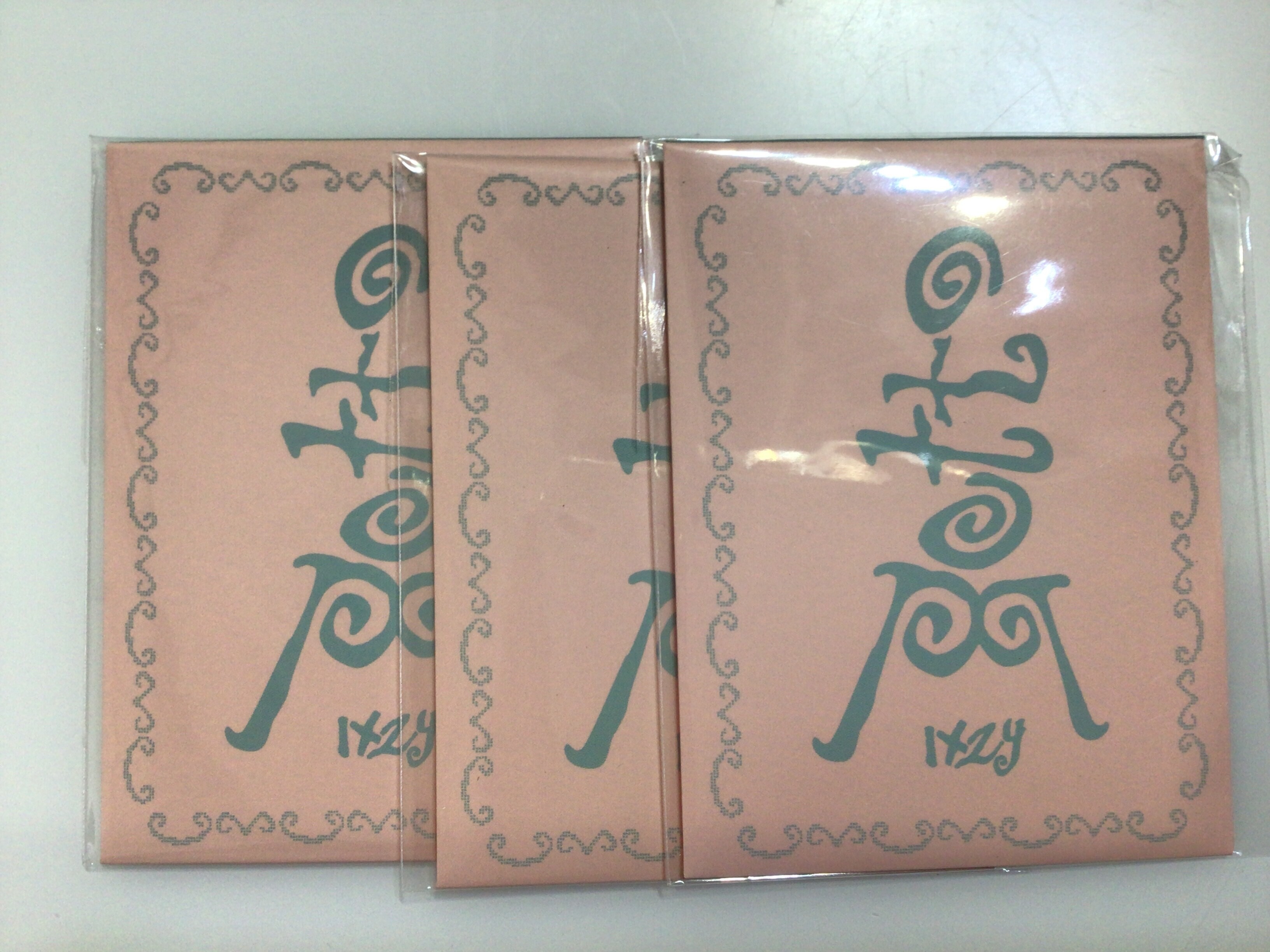 ITZY Motto popup store trading card