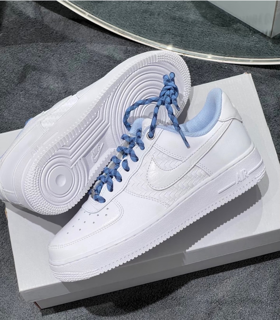 【預購】  NIKE AIR FORCE 1 '07 LV8 ESS+ 白氫藍  白藍 冰藍 編織 皮標 荔枝皮 皮革 青花瓷 IW1892-111