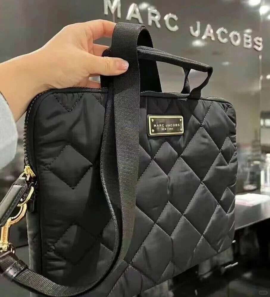 【預購】MARC JACOBS H071007 菱格尼龍電腦包