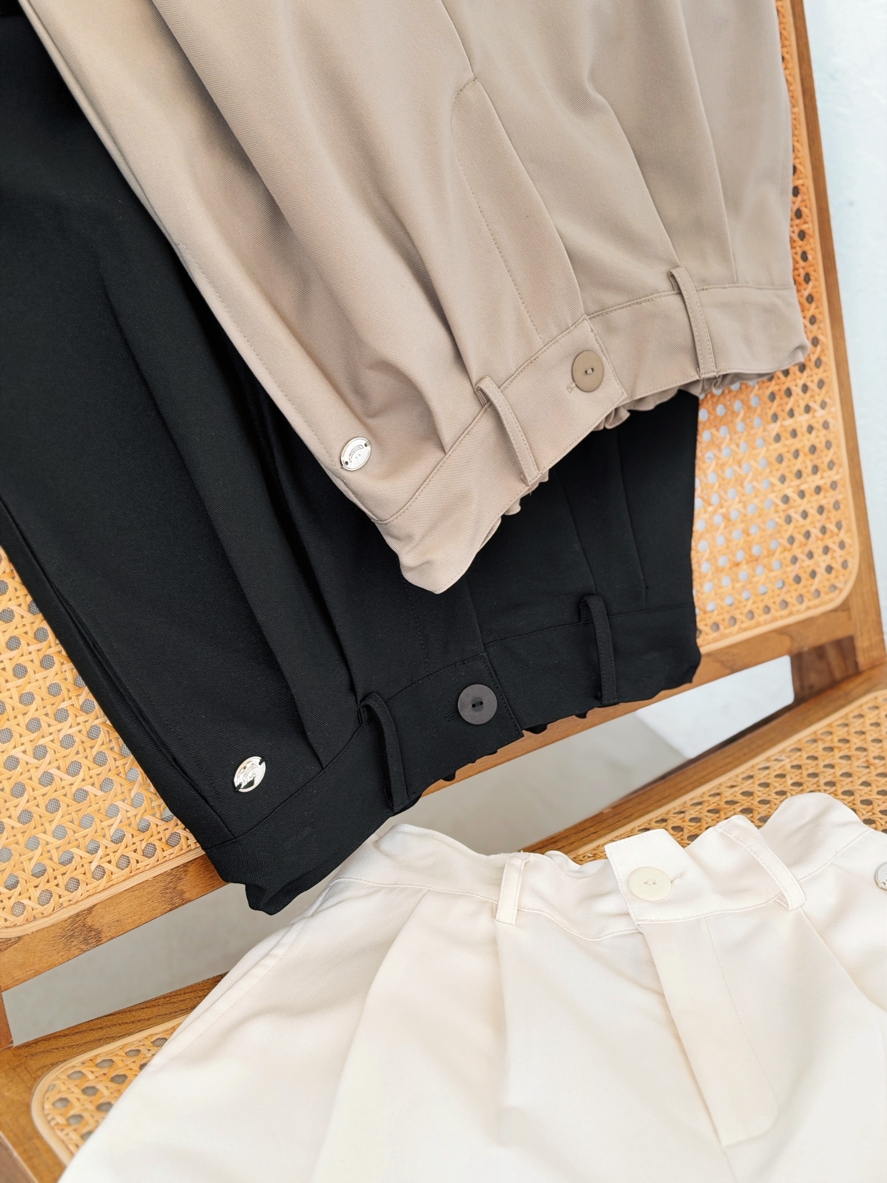 三色 / 微彈簡約雙褶西裝闊褲 / Minimalist Pleated Wide-Leg Trousers