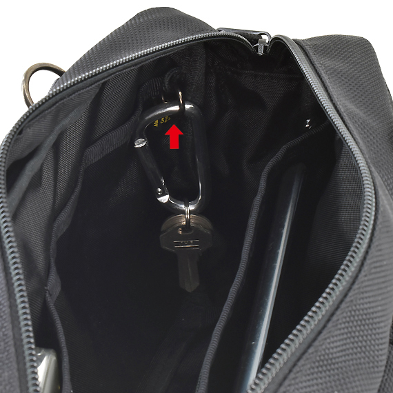 內部配有 O 型環，方便用登山扣懸掛鑰匙或其他物品。