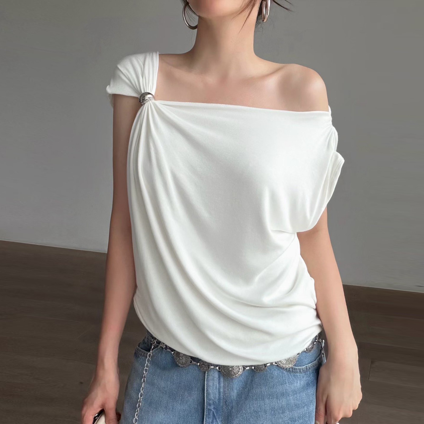 女神氣息單邊露肩金屬環造型垂墜感上衣 / 2色