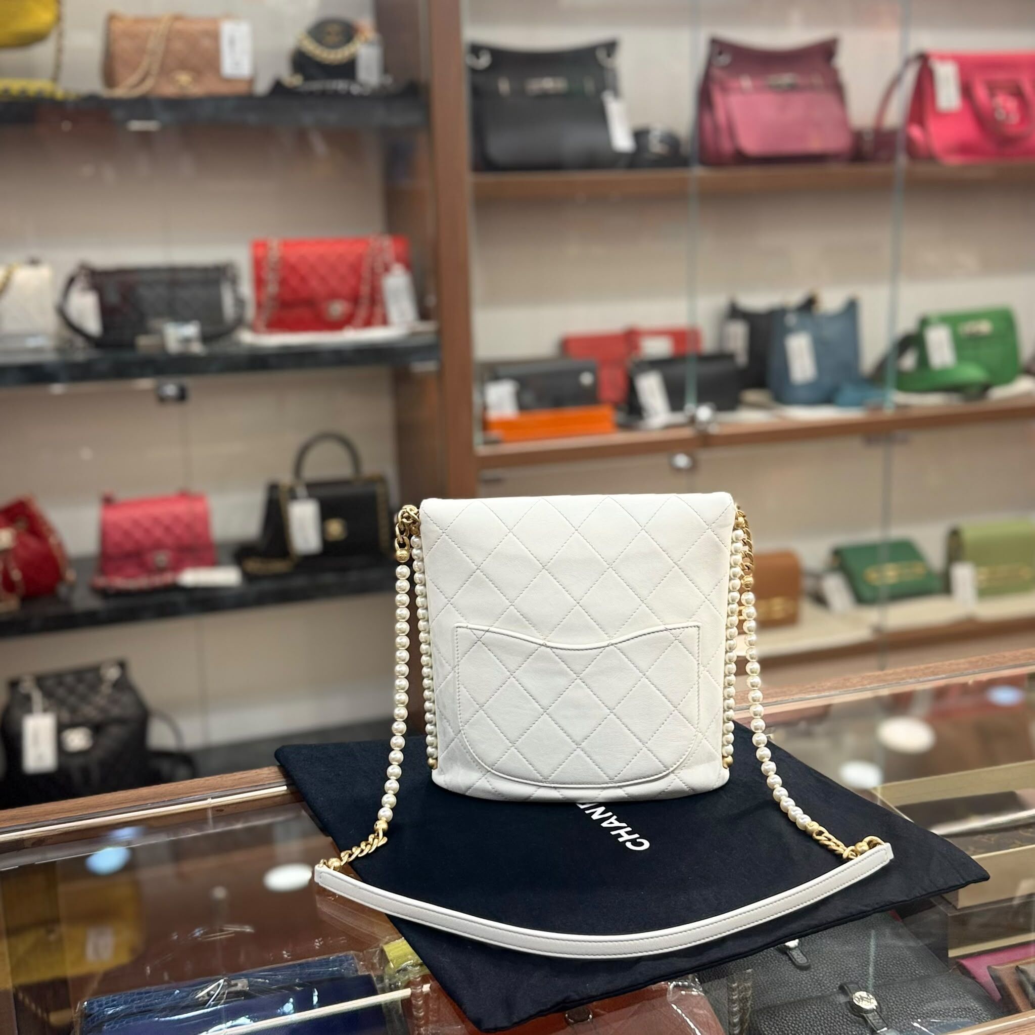 95%NEW USED CHANEL HOBO BAG 白色菱格紋珍珠鏈羊皮 #香奈兒水桶包