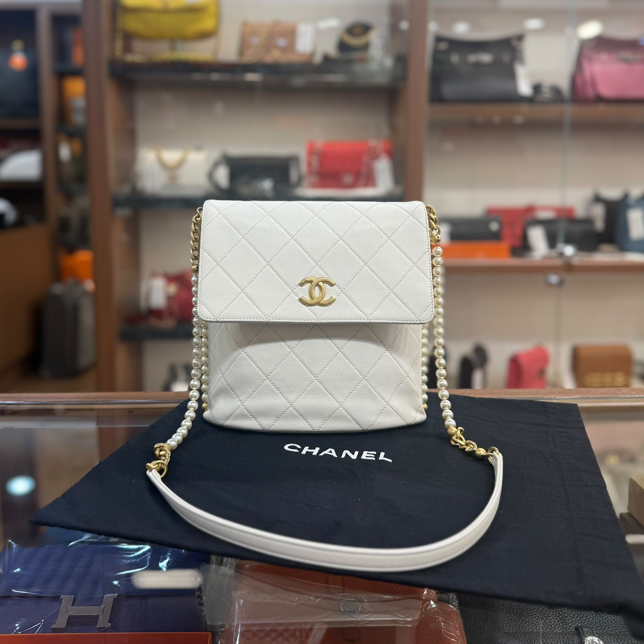 95%NEW USED CHANEL HOBO BAG 白色菱格紋珍珠鏈羊皮 #香奈兒水桶包