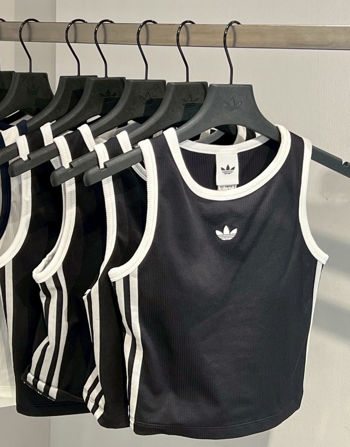 【Luxury】 ADIDAS ORIGINALS 愛迪達背心無袖 三葉草夏季女子運動休閒無袖T恤背心 愛迪達無袖夏季短袖女生 黑白兩色 LF4596 LF4595