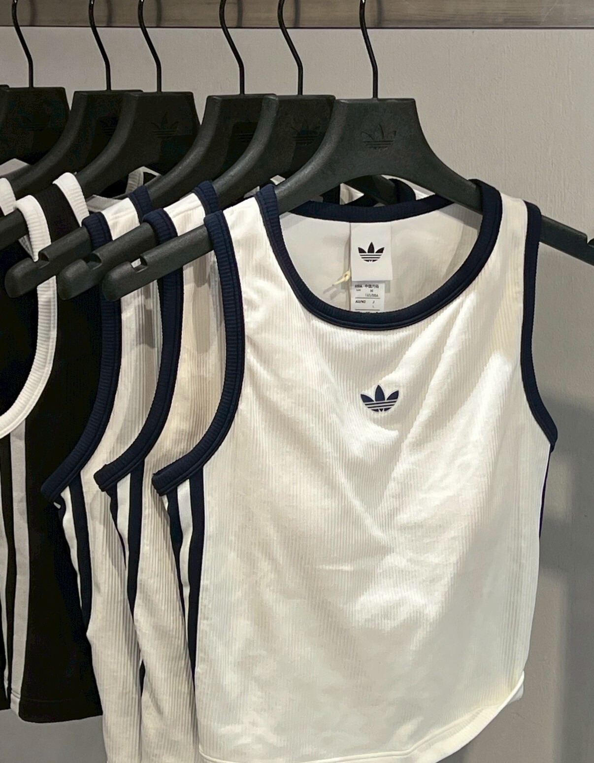 【Luxury】 ADIDAS ORIGINALS 愛迪達背心無袖 三葉草夏季女子運動休閒無袖T恤背心 愛迪達無袖夏季短袖女生 黑白兩色 LF4596 LF4595