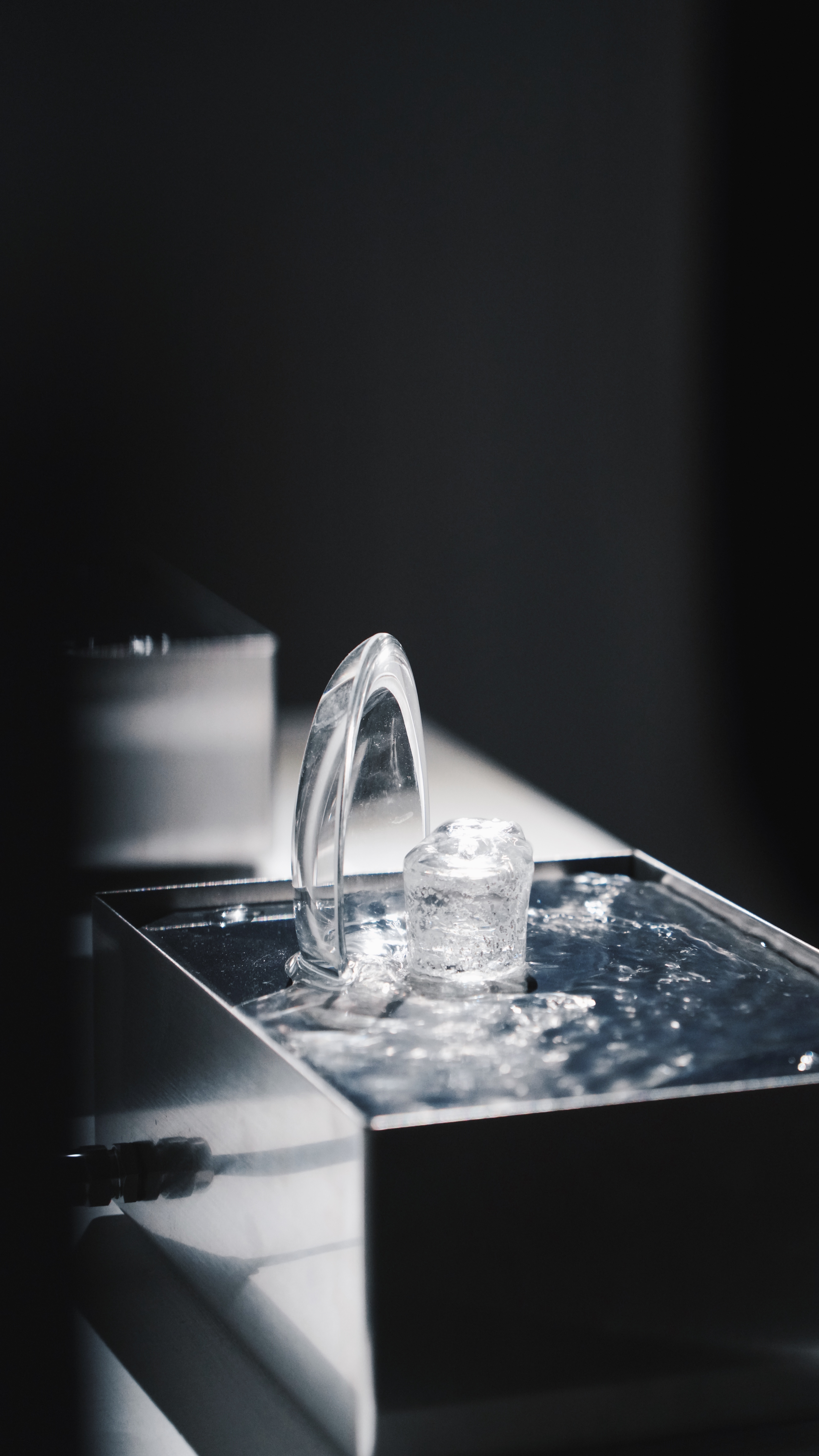 凝固的空氣｜陳建志玻璃新作展｜井水