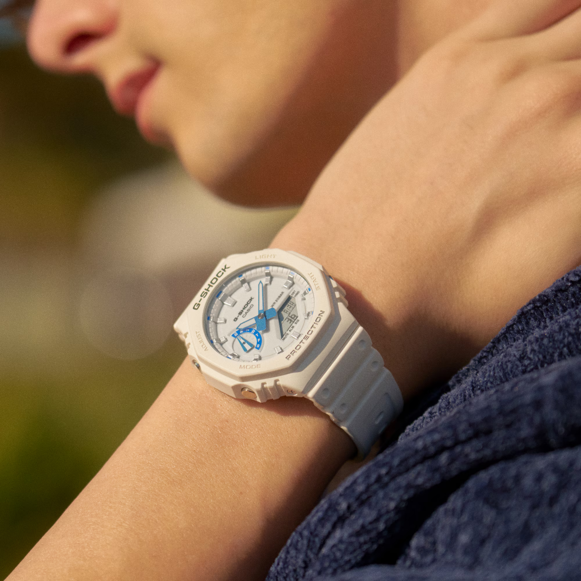 萬年鐘錶 - G-SHOCK  八角錶殼系列夏日海洋藍白搭配電子錶 GA-2100HDS-7A  錶徑 : 45.4mm