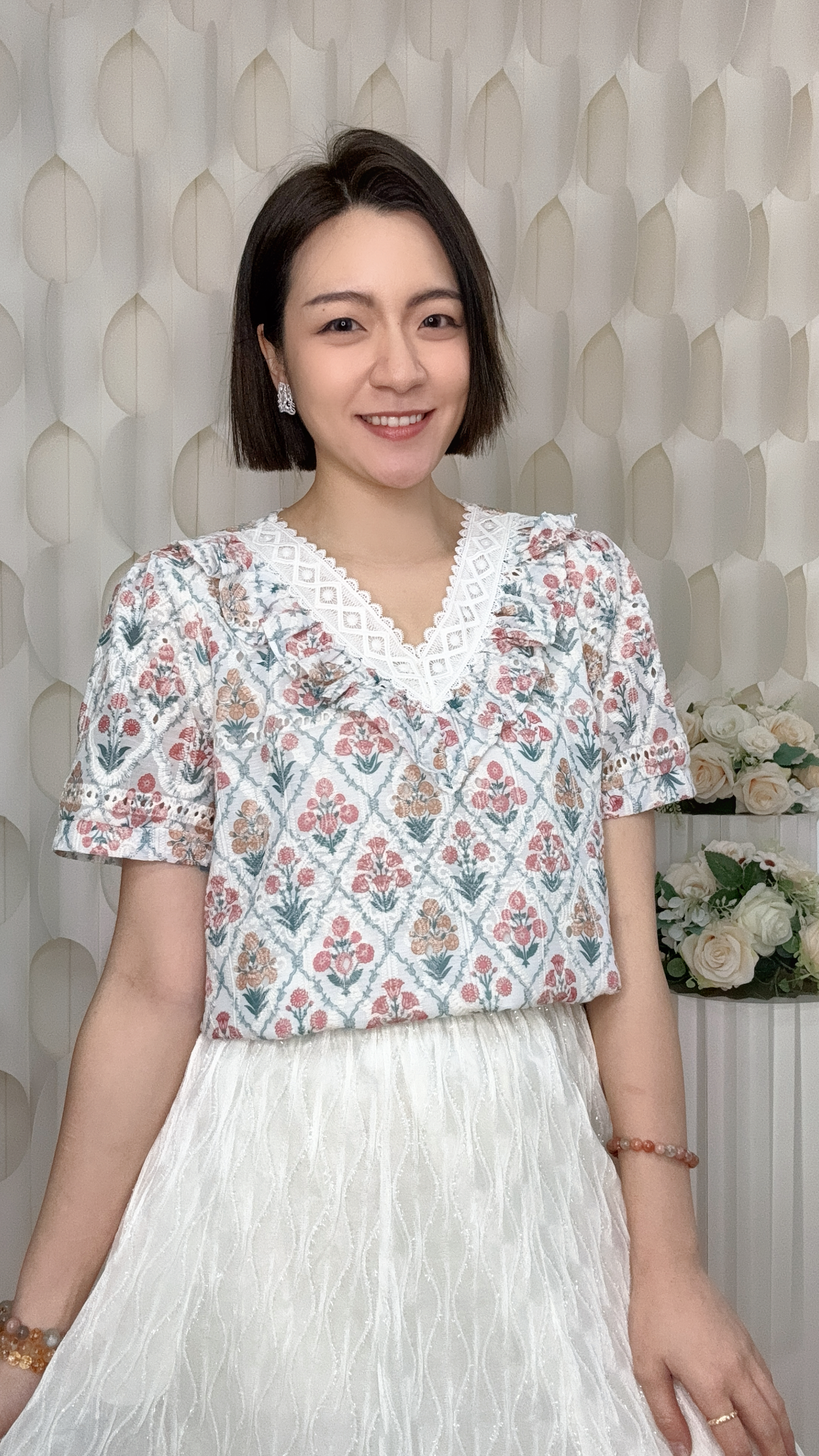 刺繡V領木耳邊碎花梭織上衣(胸40 腰42 長23吋) B6631 #1007clo