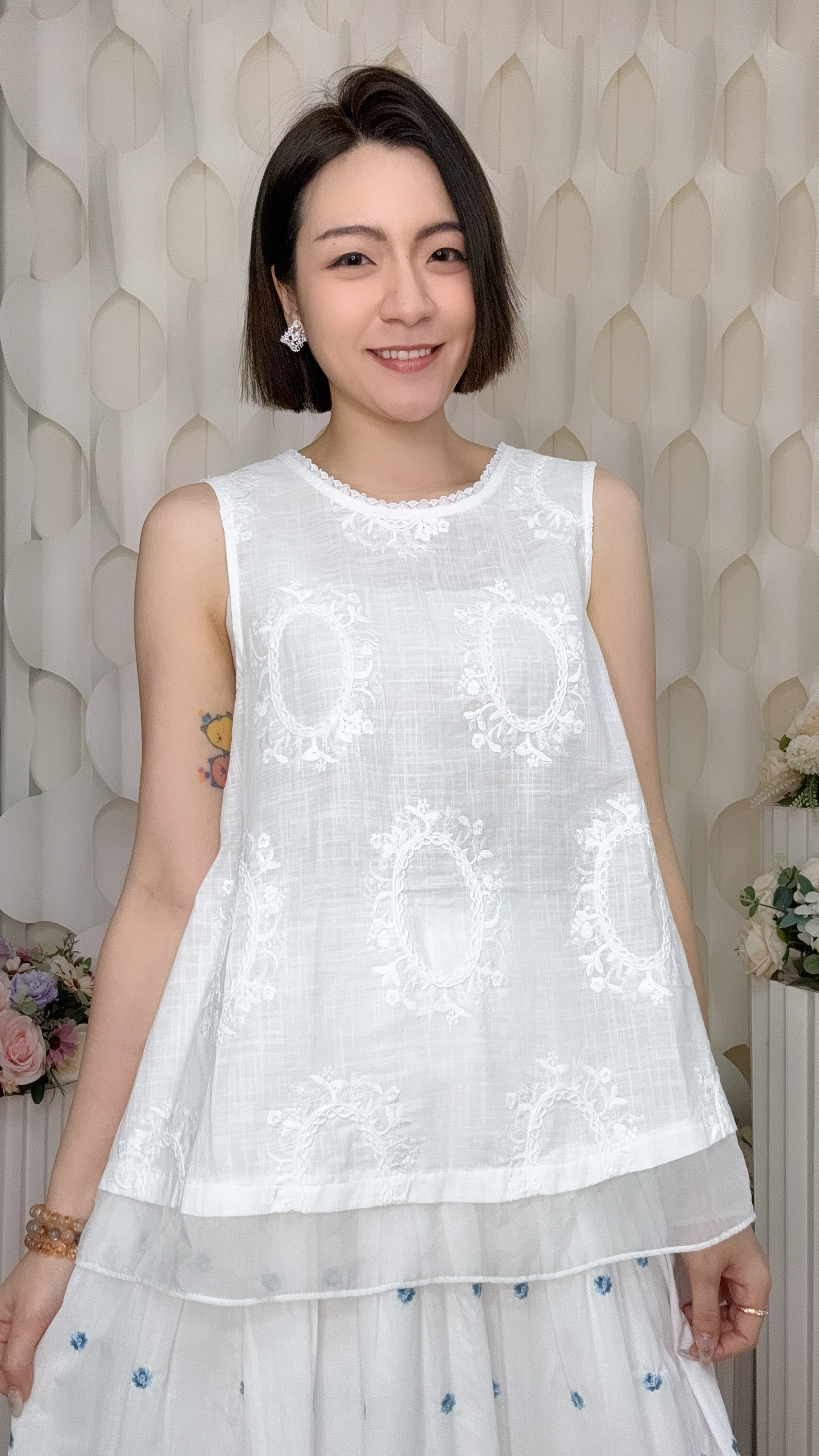 圓領刺繡橢圓花卉蕾絲邊梭織無袖上衣(胸36 腰44 長23吋) V6339 #1007clo