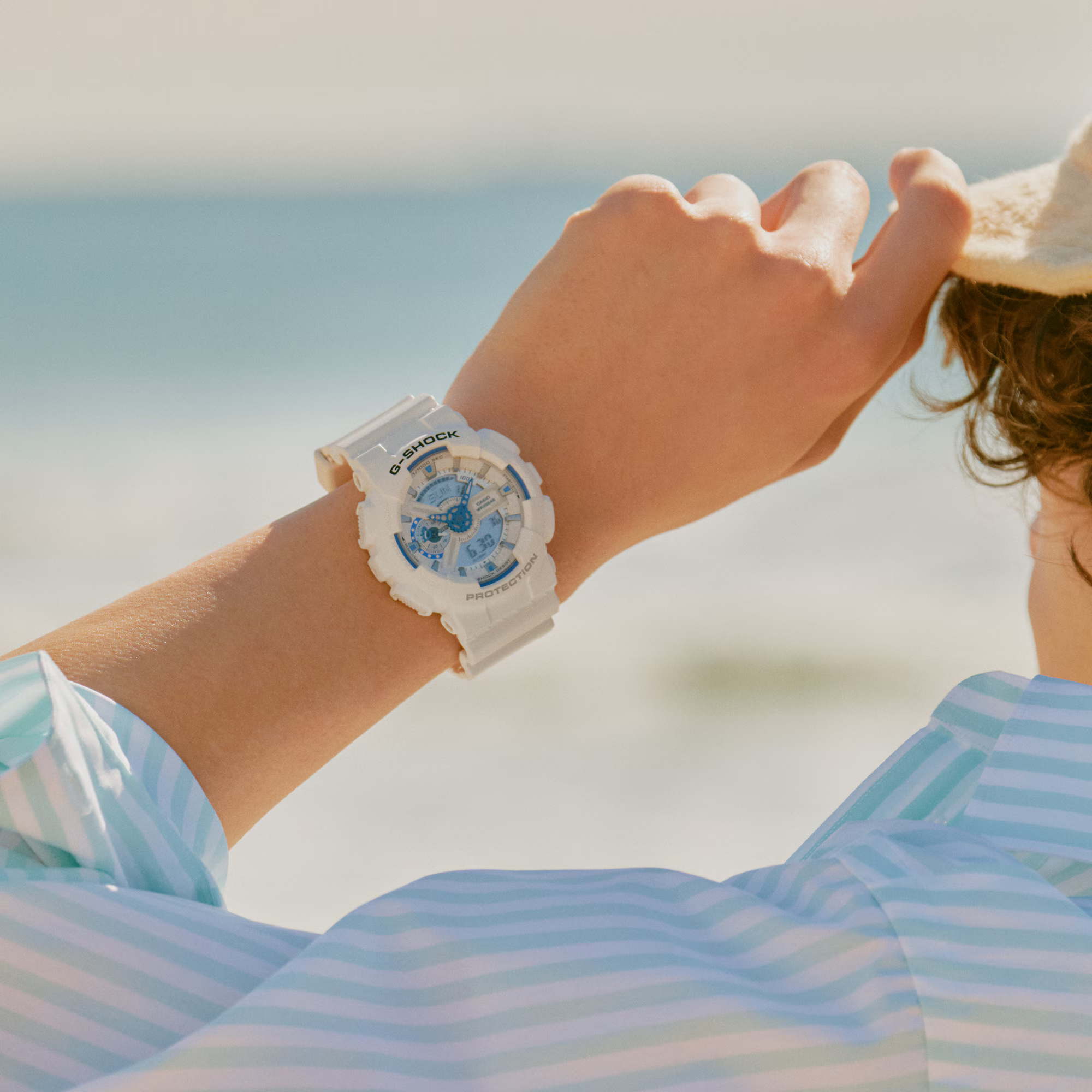 萬年鐘錶 - G-SHOCK  藍白搭配夏日海洋防震雙顯電子錶 GA-110HDS-7A 錶徑 : 51.2 MM