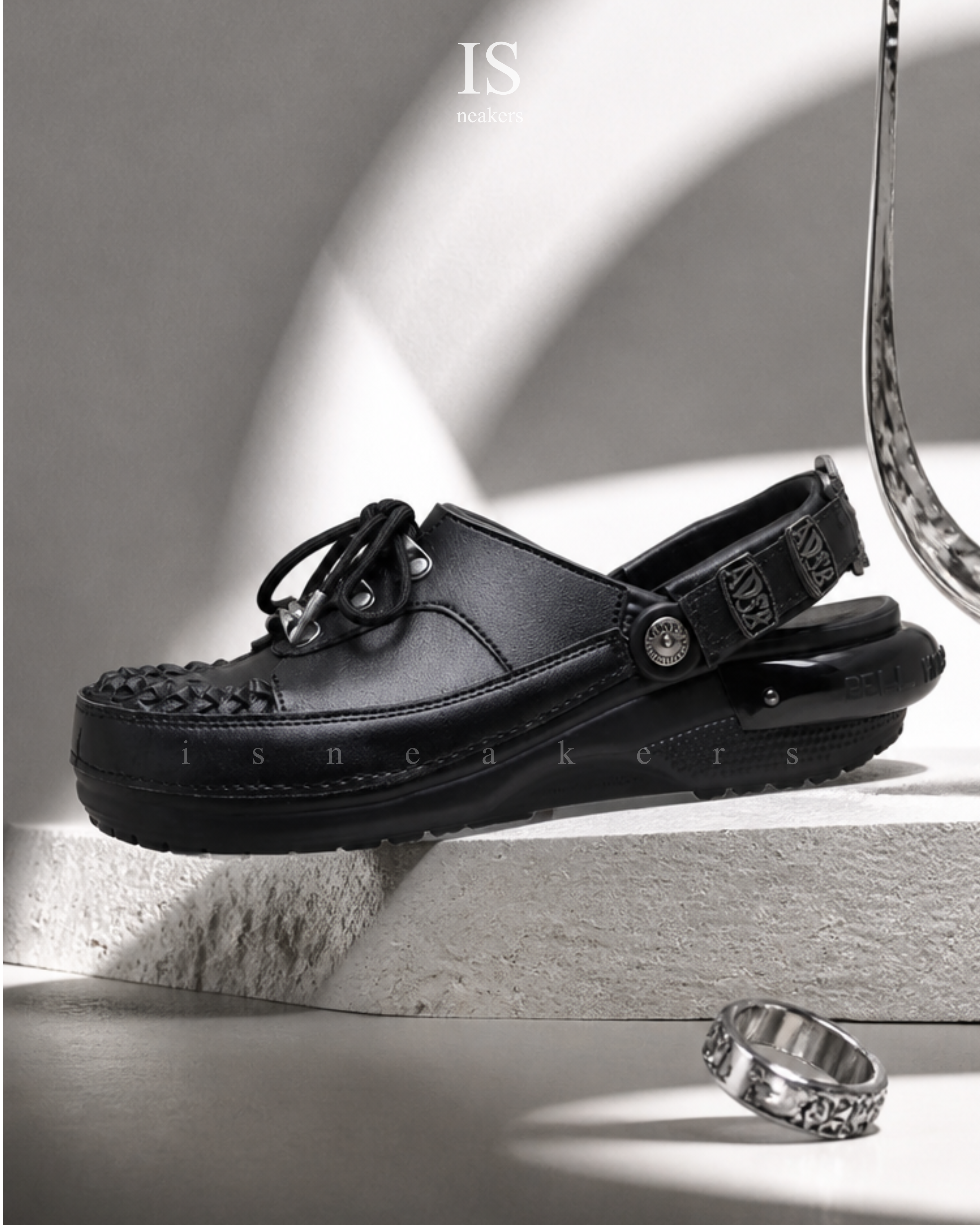 iSNEAKERS｜Crocs卡駱馳 × ANDERSSON BELL EVA 經典舒適 洞洞鞋 男女同款 黑色 212488