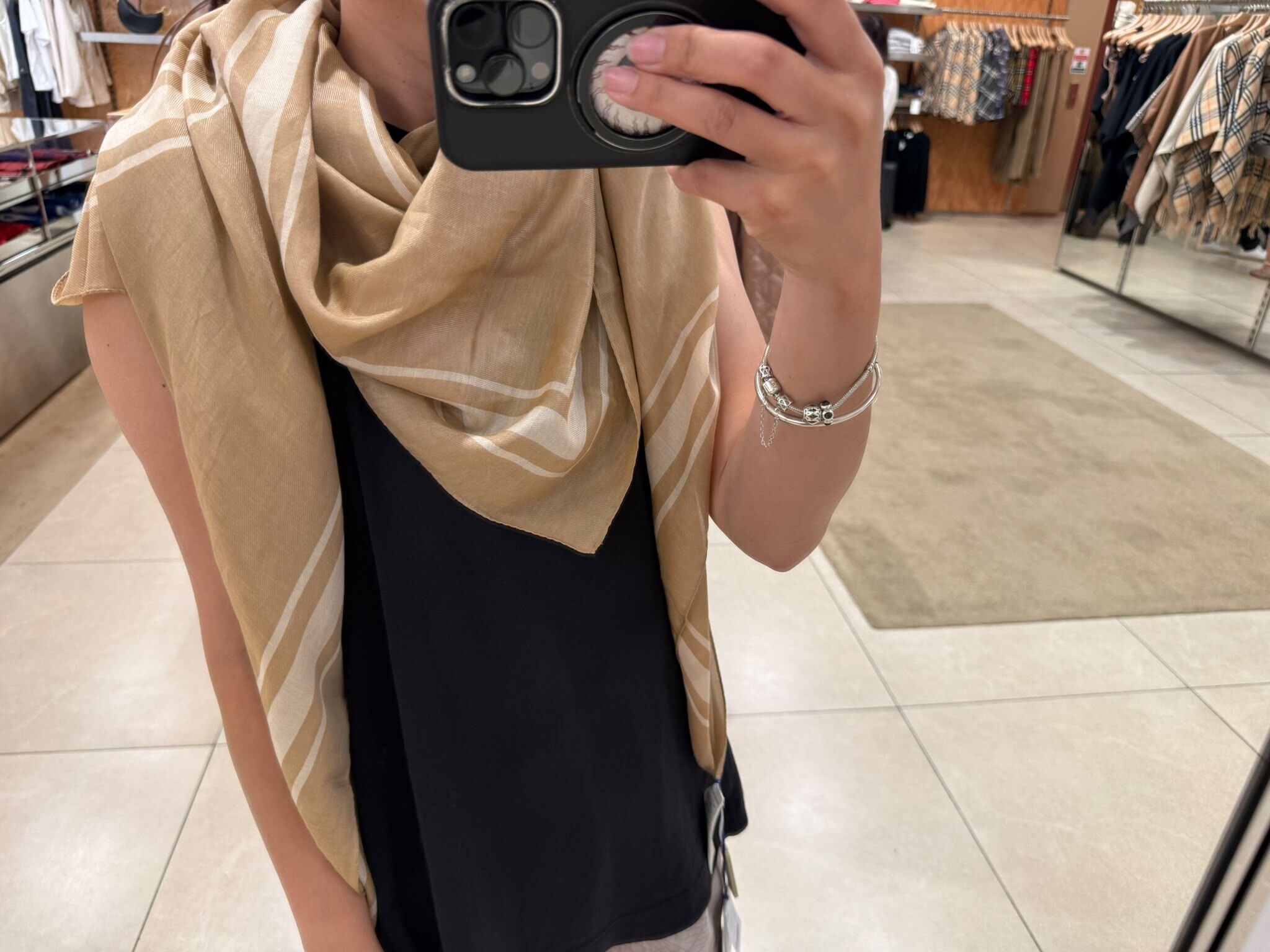 LYS02058 Burberry 絲質大方巾
