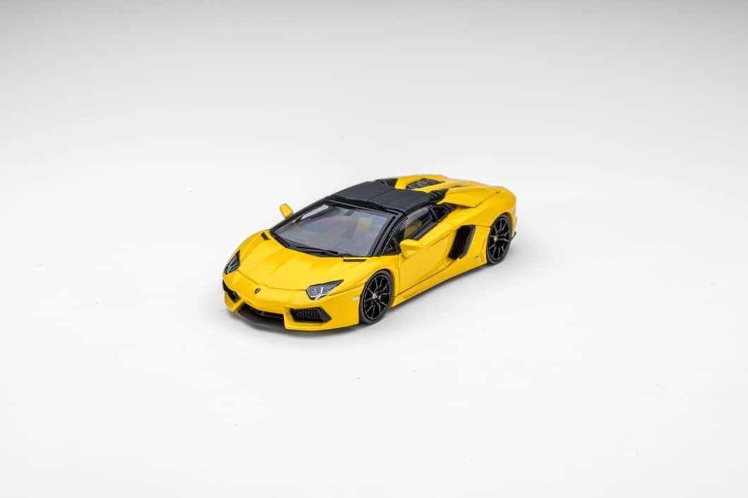 PO-$180 * CLASSIC GARAGE * 1:64 LAMBORGHINI AVENTADOR LP700-4 ROADSTER MAY YELLOW