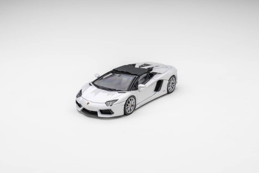 PO-$180 * CLASSIC GARAGE * 1:64 LAMBORGHINI AVENTADOR LP700-4 ROADSTER METALLIC WHITE