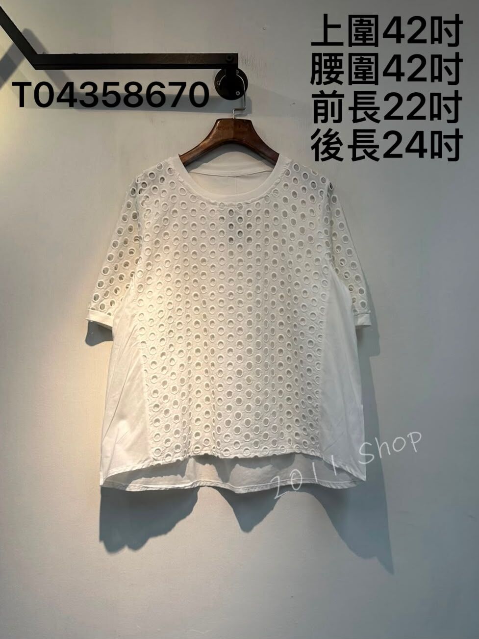 圓領特色鏤空洞洞拼布TOP 上圍42吋 腰圍42吋 前長22吋 後長24吋 T04358670