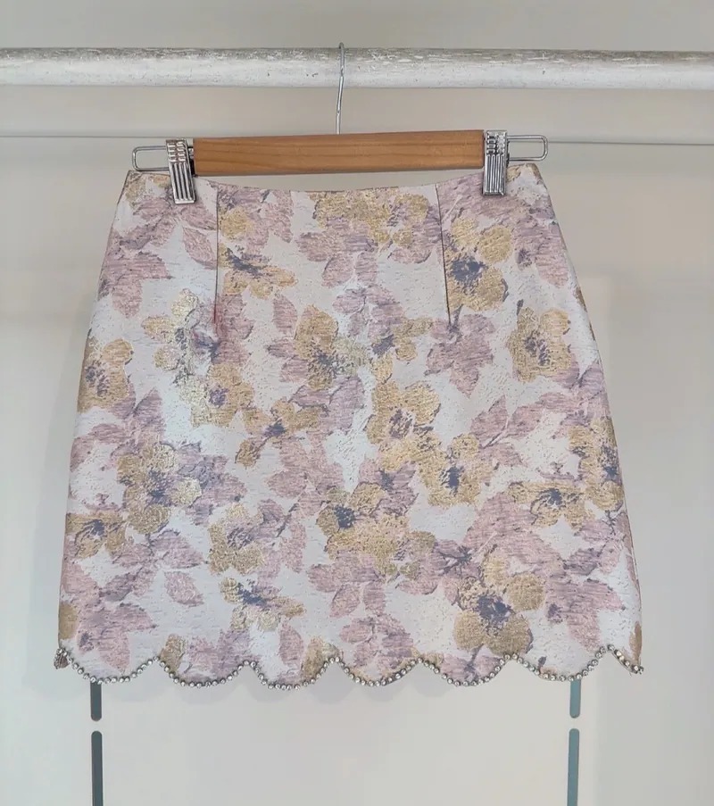 SOLID JACQUARD FLORAL SHORT SKIRT
