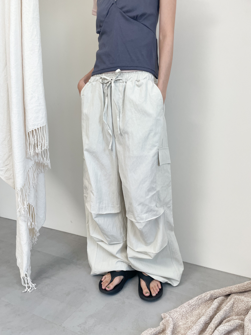 (UNISEX) ruched nylon cargo trousers with elastic waist in BEIGE