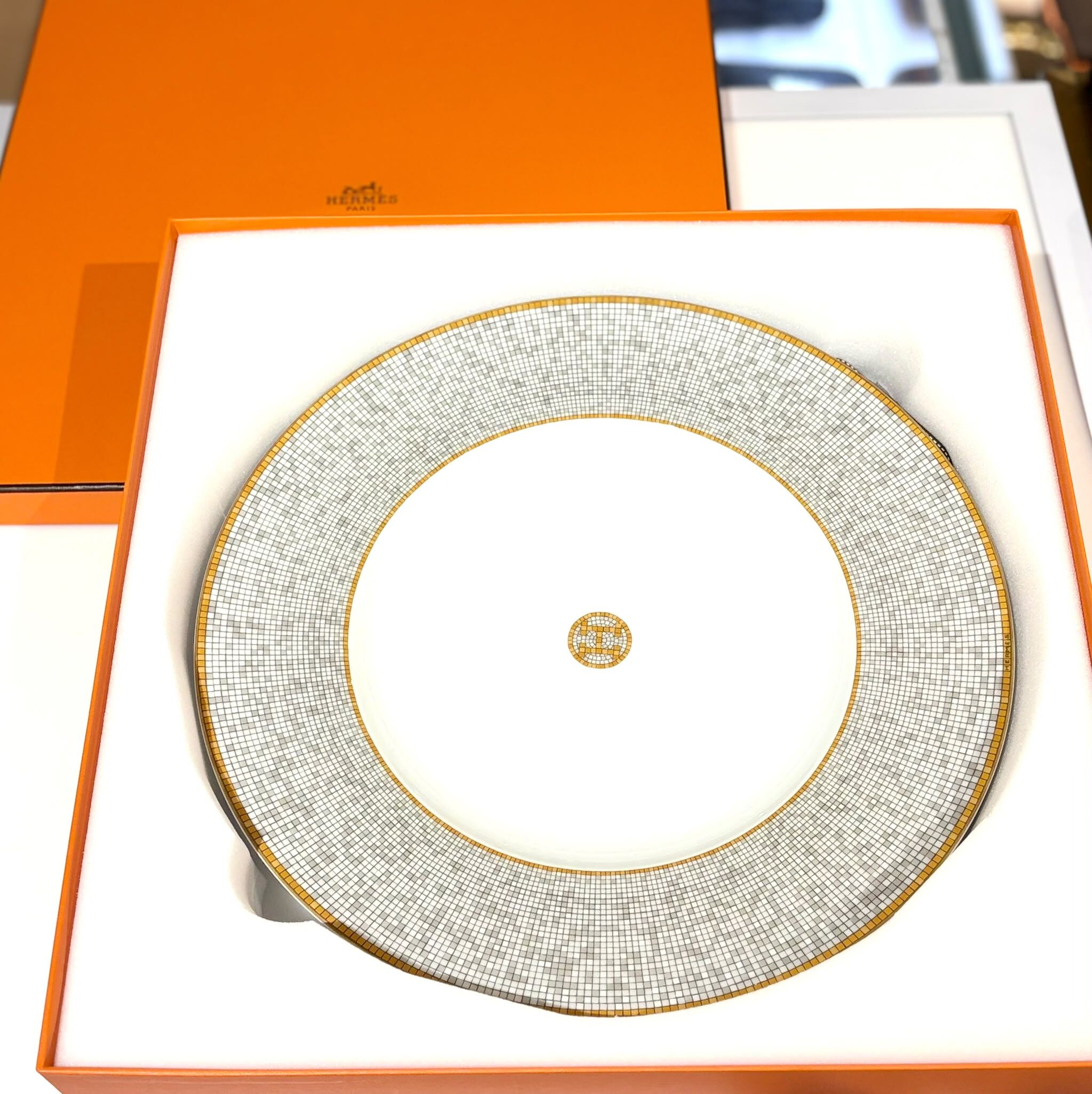 全新HERMES Mosaique au 24 Gold 展示盤 (31.5CM) 陶瓷 金色邊馬賽克幾何圖案 #BRAND NEW #香榭站正品
