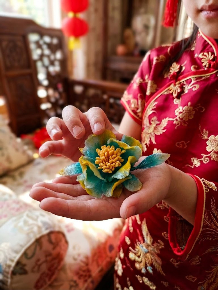 林子齡手工製作春仔花《錦瑟》胸針，採用湘繡線纏繞工藝，展現臺灣傳統春仔花文化之美。