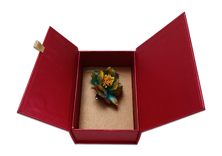 林子齡手工製作春仔花《錦瑟》胸針，採用湘繡線纏繞工藝，展現臺灣傳統春仔花文化之美。