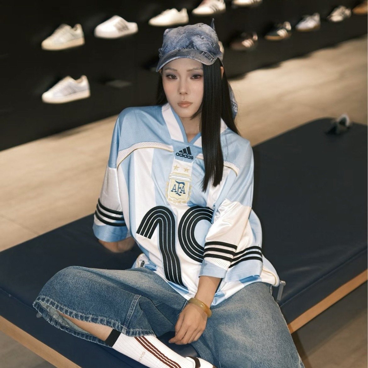 【代購】adidas Argentina Camiseta Bringback Remixed 復刻系列  阿根廷國家隊 Bringback Remixed 復刻寬鬆 V 領透氣短袖足球衣