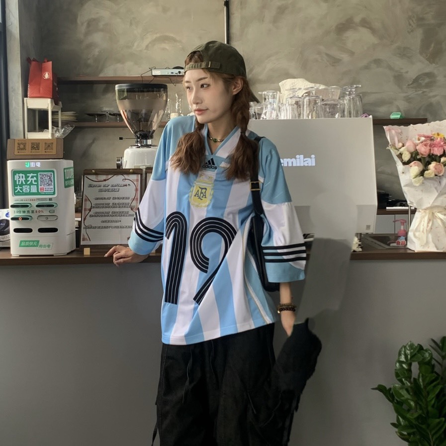 【代購】adidas Argentina Camiseta Bringback Remixed 復刻系列  阿根廷國家隊 Bringback Remixed 復刻寬鬆 V 領透氣短袖足球衣