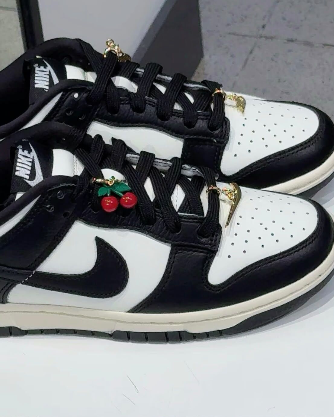 (預訂) Nike Dunk Low - Black White Panda Cherry Charm