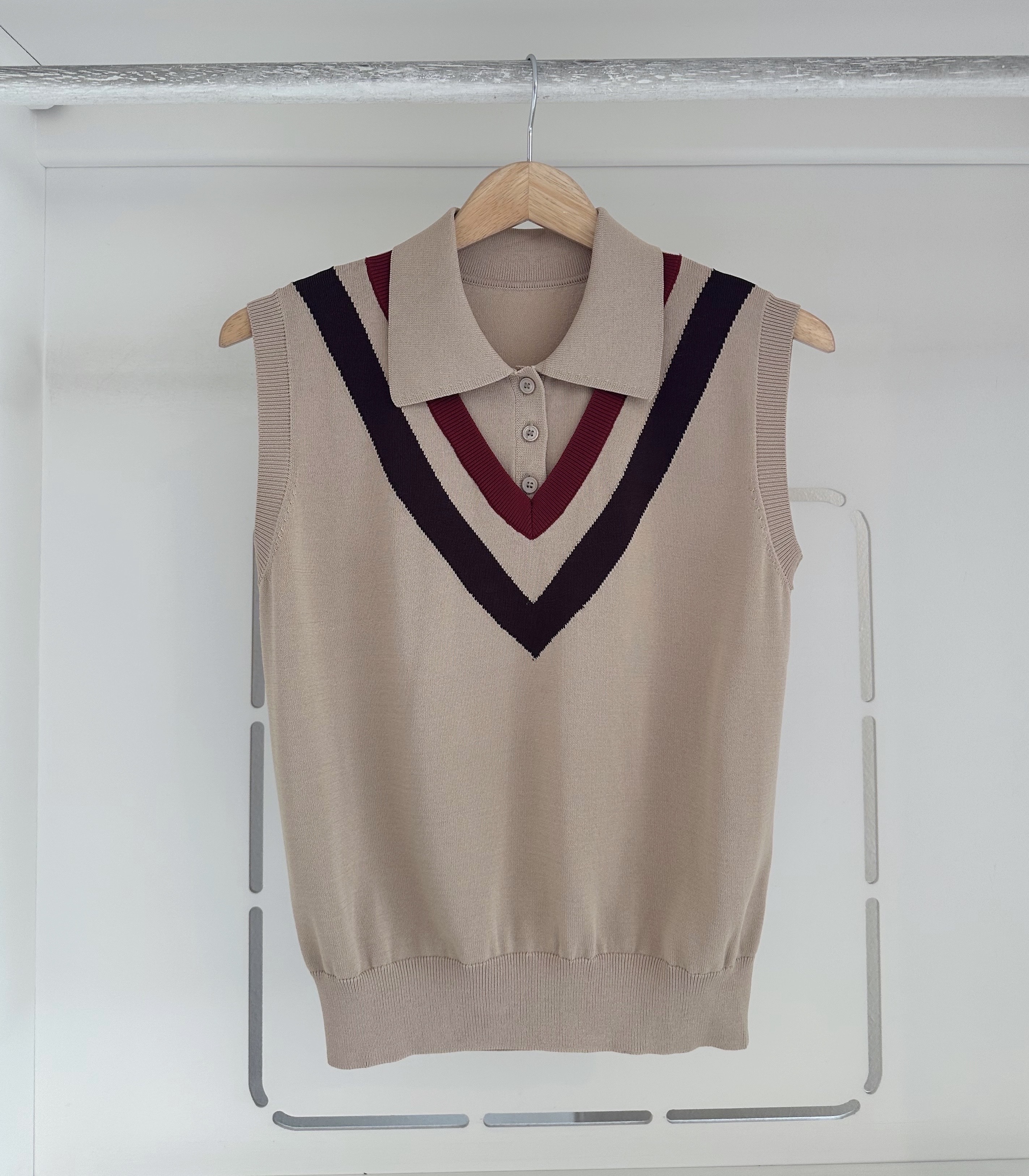 COLLARED KNIT BLOUSE WITH V STRIPES