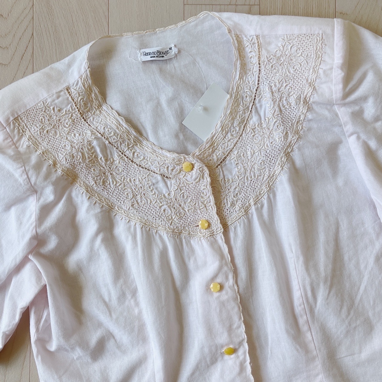 淺粉紅色刺繡短袖上衣