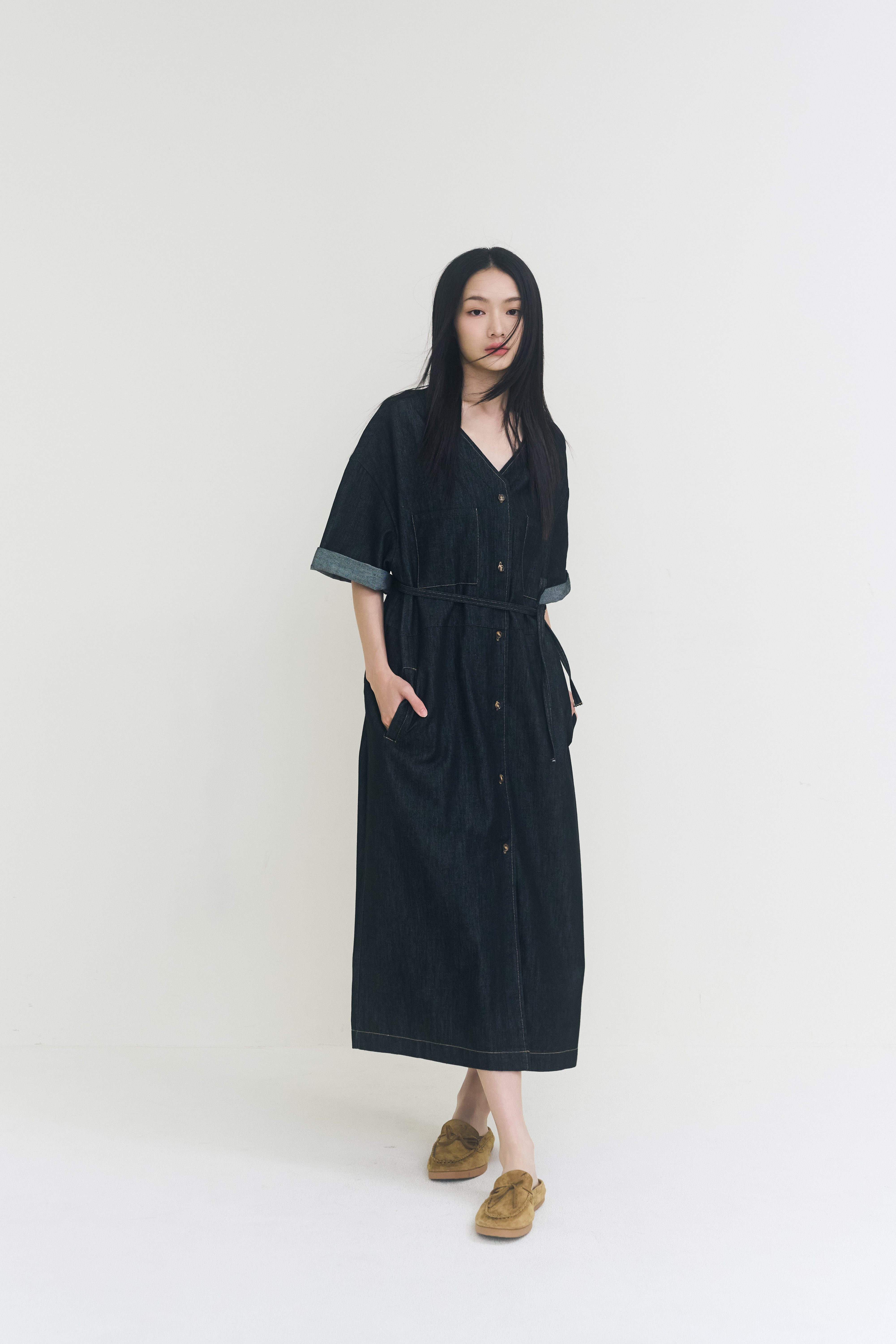 Tencel DenimV領排釦短袖天絲牛仔洋裝（附綁帶）-黑藍【預購】