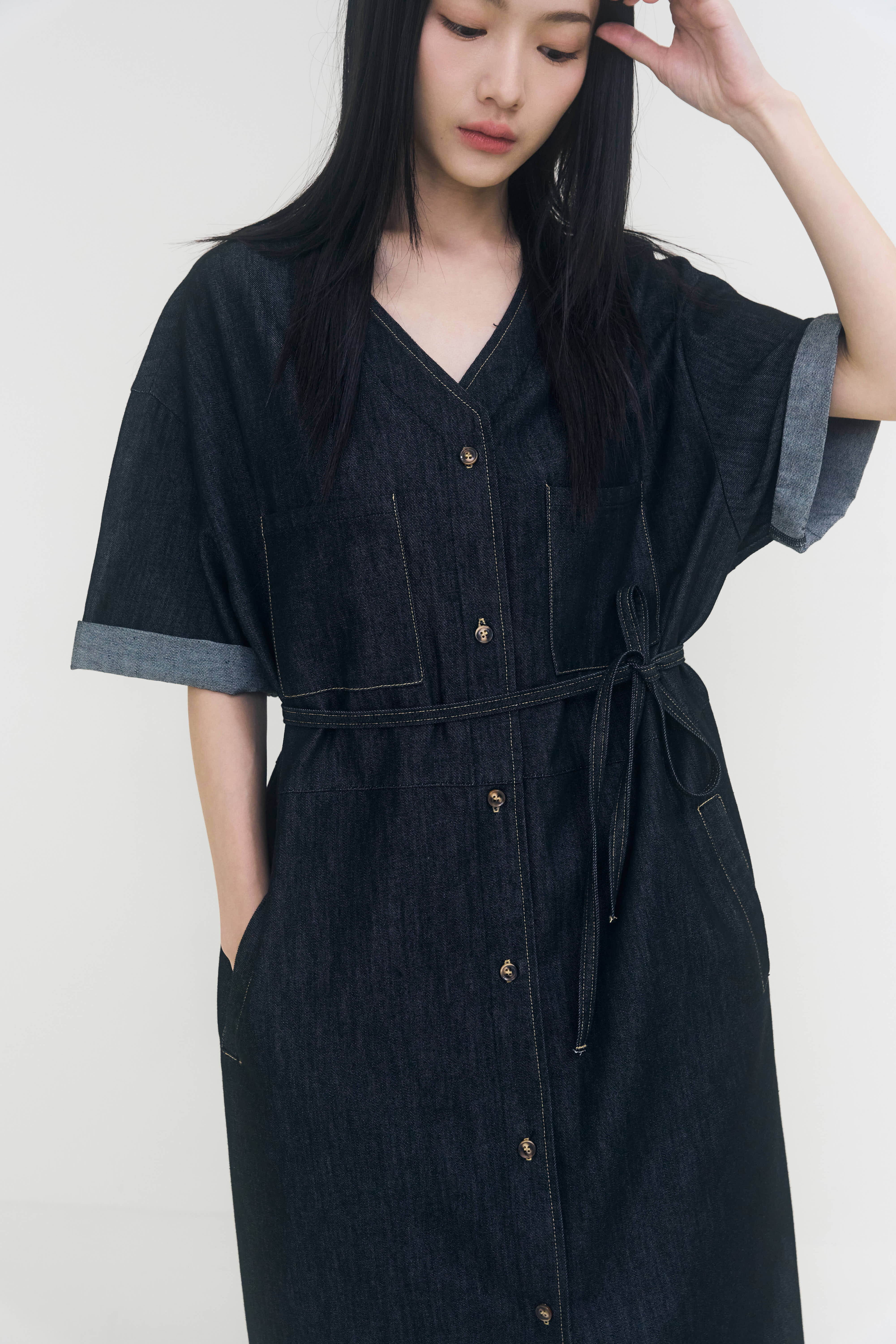 Tencel DenimV領排釦短袖天絲牛仔洋裝（附綁帶）-黑藍【預購】
