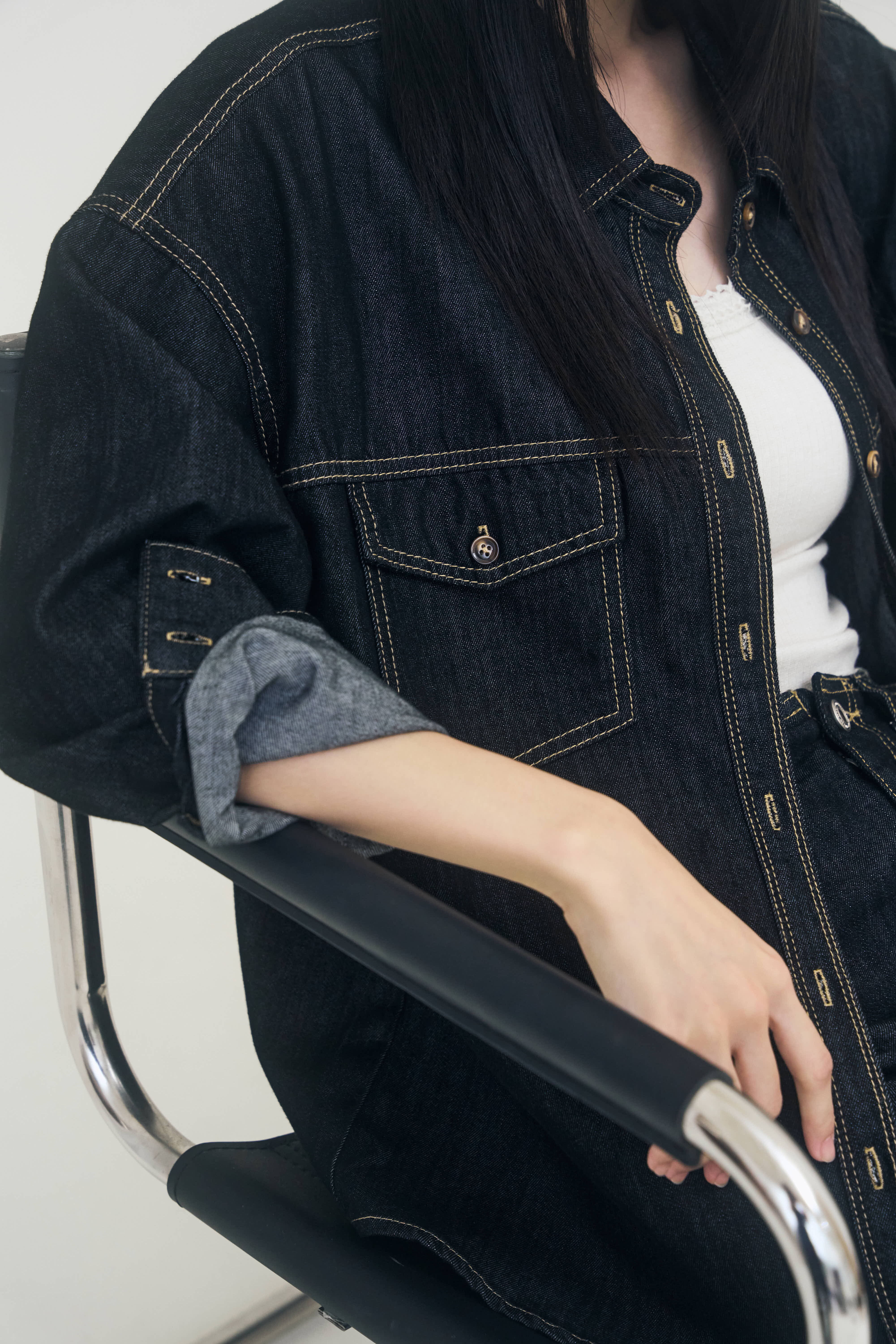 Tencel Denim雙口袋落肩天絲牛仔襯衫-黑藍【7月底出貨】