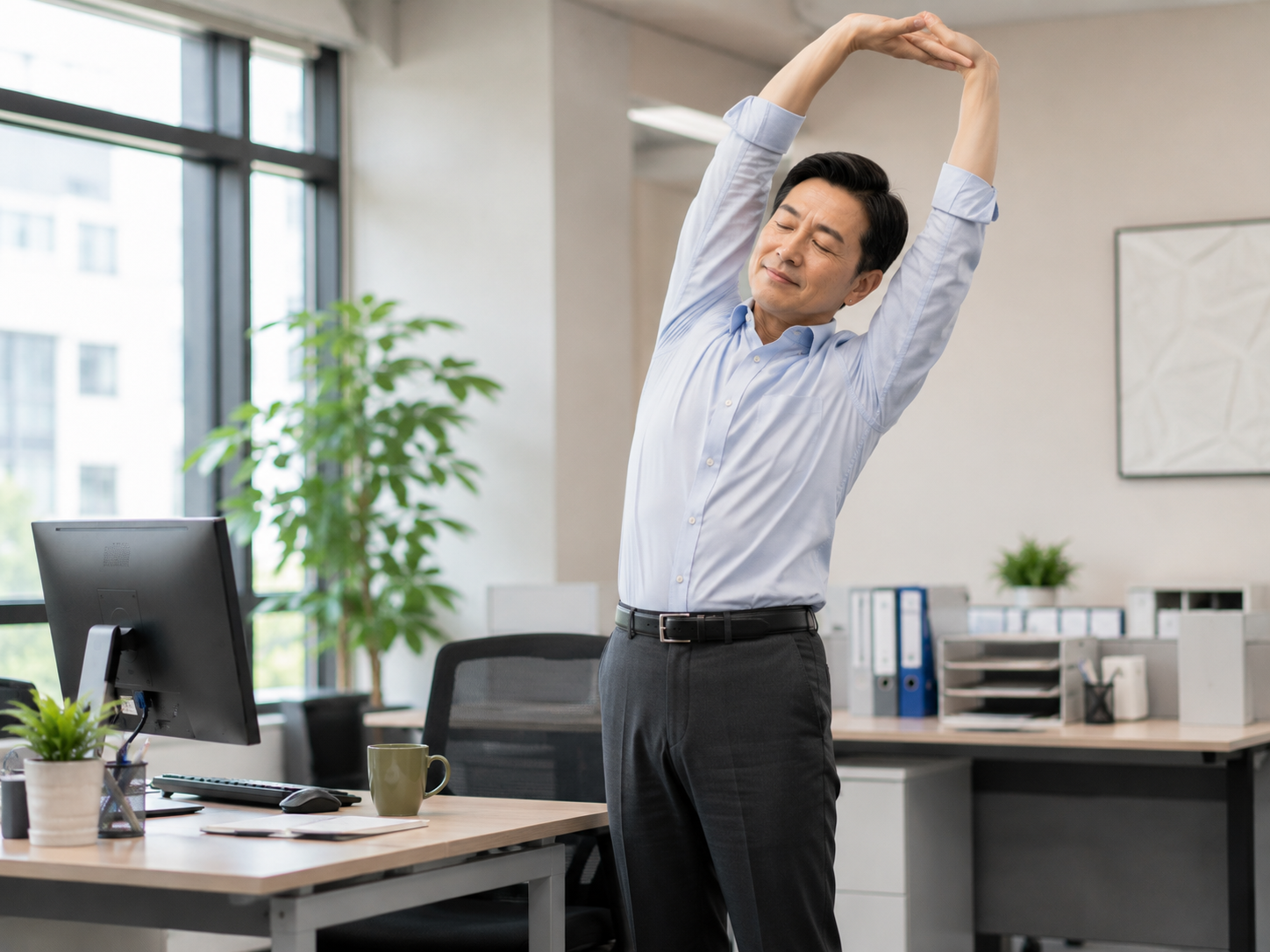 久坐族定時起身走動與坐站練習示意圖