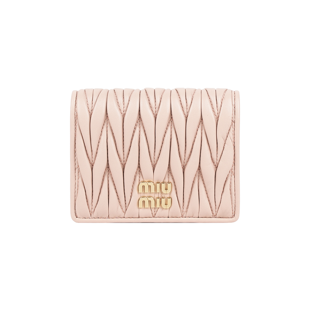 【MIU MIU】金字納帕軟皮釦式二折零錢袋短夾(粉色)
